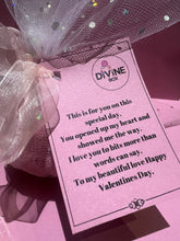 Load image into Gallery viewer, Luxury bath bomb and poem gift set. Gift wrapped.