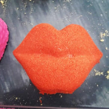 Load image into Gallery viewer, Kiss Lips Bath Bomb