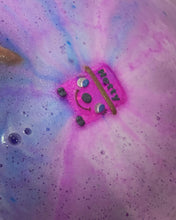 Load image into Gallery viewer, Hetty the hoover bath bomb
