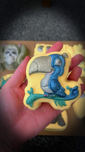 Parrot bath bomb