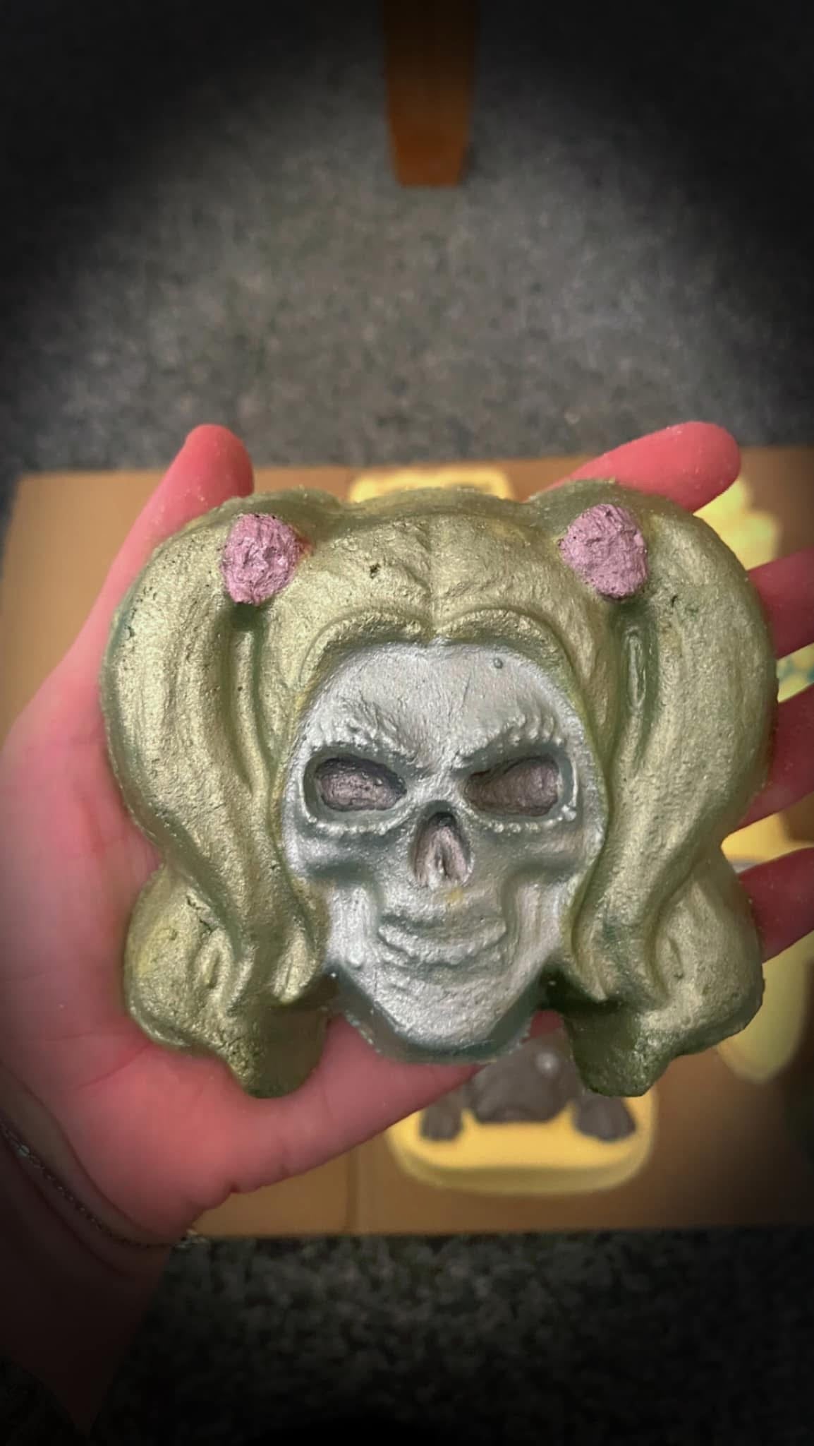 Large skull girl bath bomb