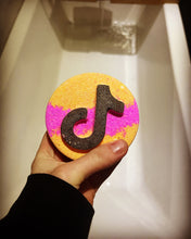 Load image into Gallery viewer, Tik Tok Inspired Music Note Bath Bomb
